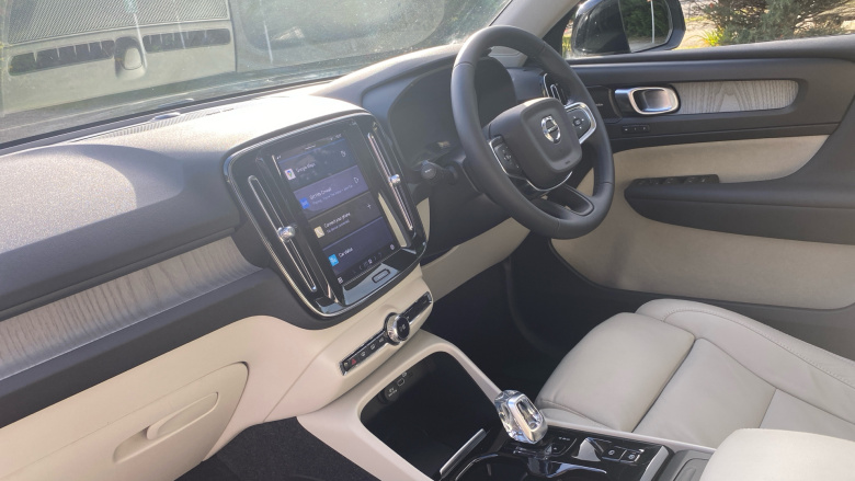 Volvo XC40 2.0 B4P Ultimate Dark 5dr Auto Petrol Estate